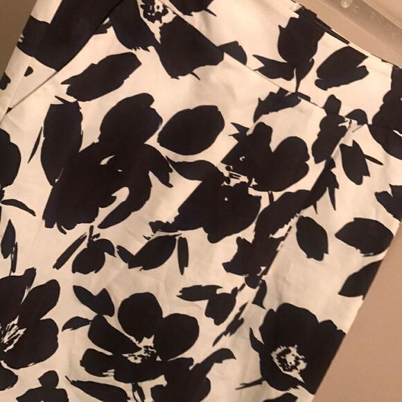 Simply Vera Black & White Floral Skirt - Size 4 - Picture 3 of 6